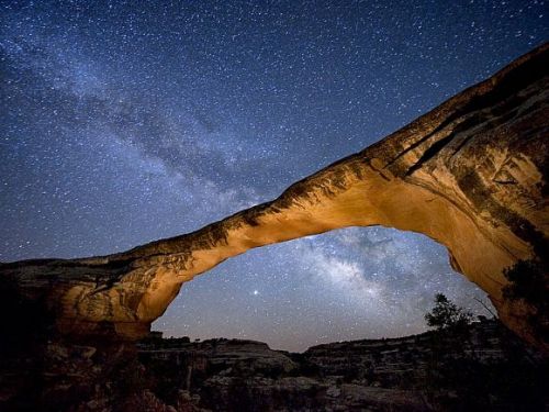 犹他州国家天然桥公园欧瓦巧木桥夜景