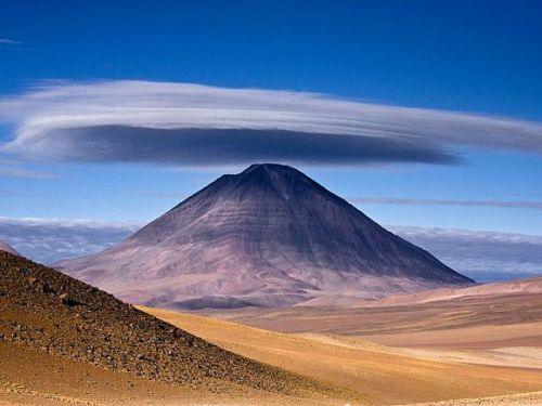 智利与玻利维亚交界处的里坎卡布尔火山