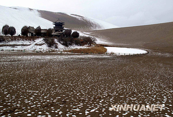 甘肃：雪后月牙泉美景