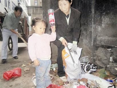 3岁女童拾荒卖钱为父治病 全家蜗居5平米小屋