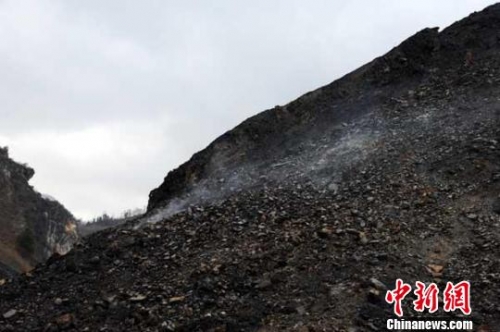 北川“飞来”山体冒烟四年 3分钟可煎熟鸡蛋