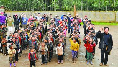 四川凉山收古村小学撤了 拉牛老师的最后一课