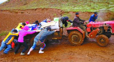 四川凉山收古村小学撤了 拉牛老师的最后一课