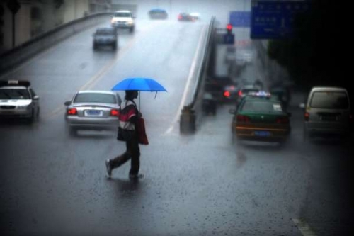 长沙突降暴雨：多家民居被淹 水深齐腰