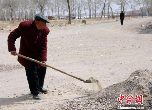 河北沽源87岁老人护路二十载