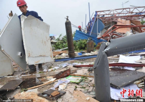 湖南株洲遭强风暴雨袭击 大量建筑物倒塌